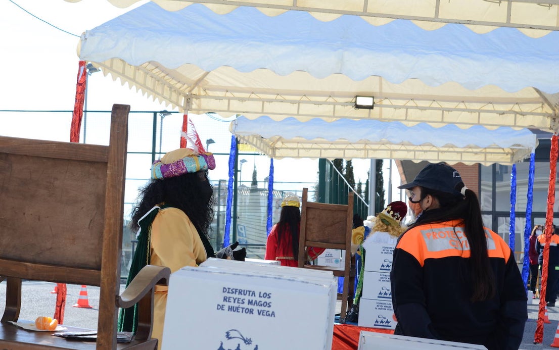 La visita más atípica de los Reyes Magos en Huétor Vega.