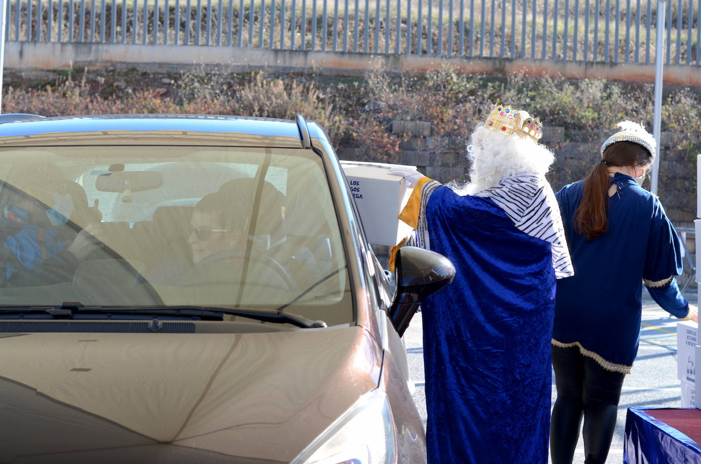 La visita más atípica de los Reyes Magos en Huétor Vega.