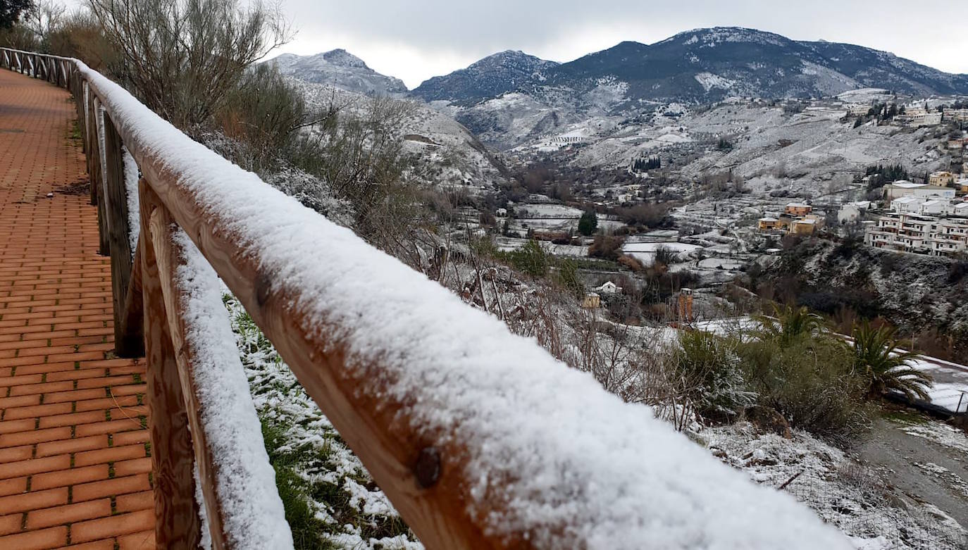 Huétor Vega amanece con un manto blanco.