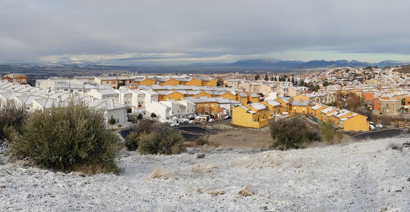 Huétor Vega amanece con un manto blanco.