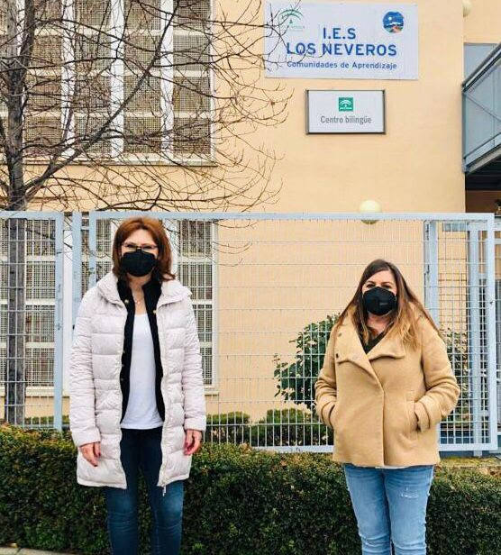 Mar Sánchez y Lola Aguayo, junto al IES Los Neveros de Huétor Vega.