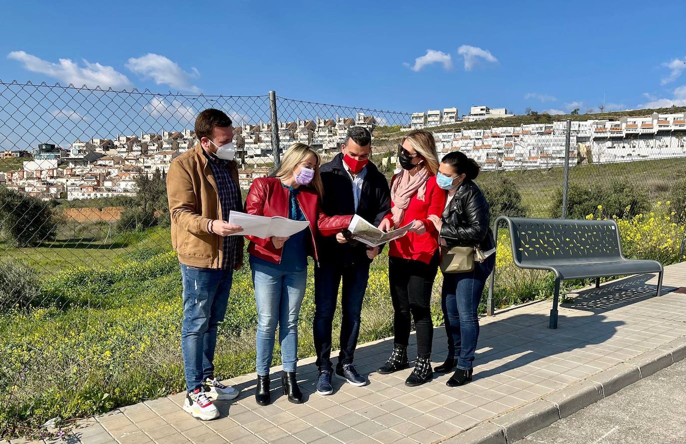 Grupo municipal del PSOE, en el enclave de la futura residencia.