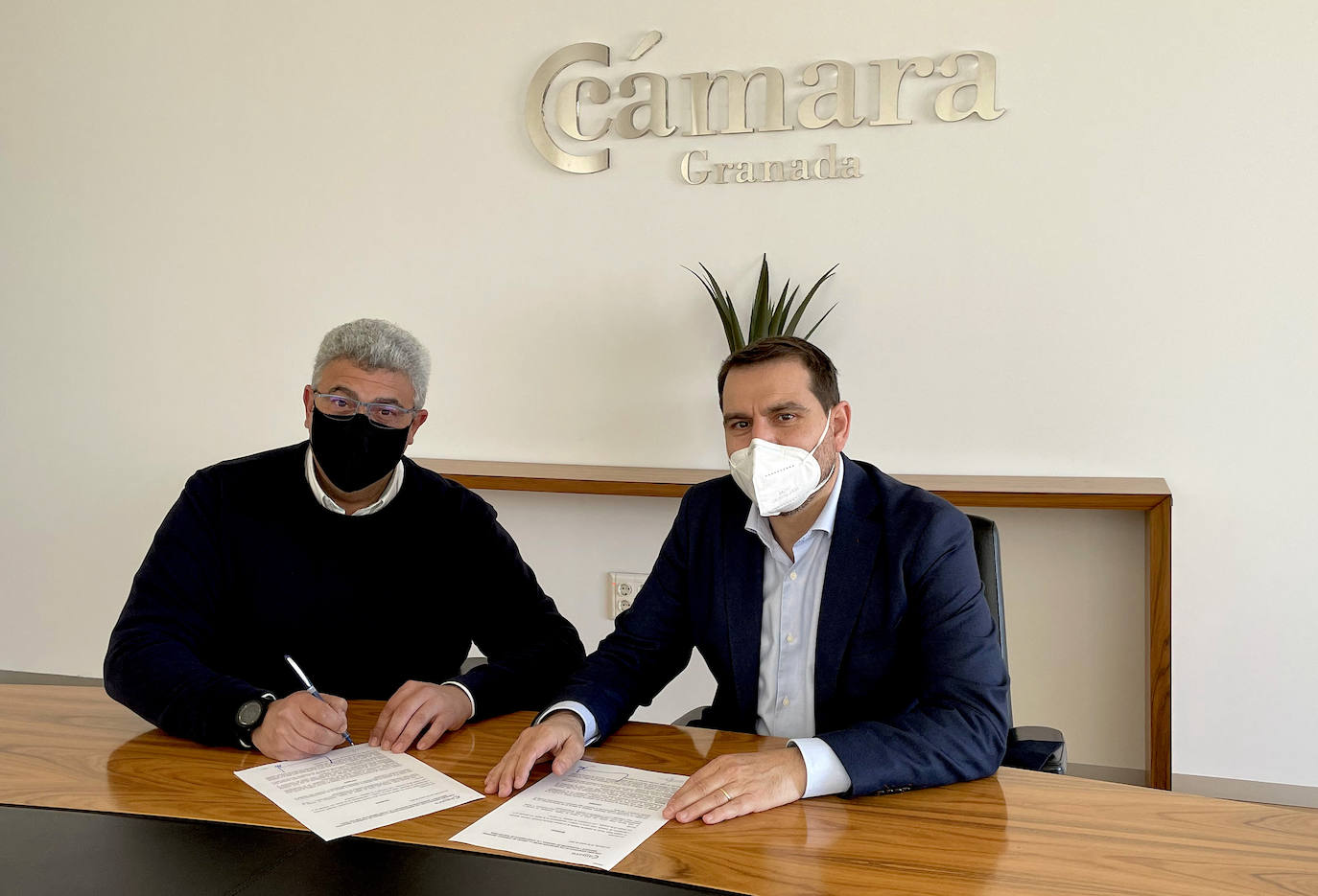 El alcalde accidental, José Manuel Prieto, con Joaquín Rubio, director gerente de la Cámara de Comercio.