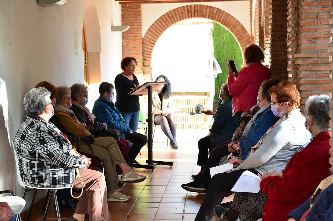 Lectura poética de la asociación de mujeres Vesci en Huerta Cercada.