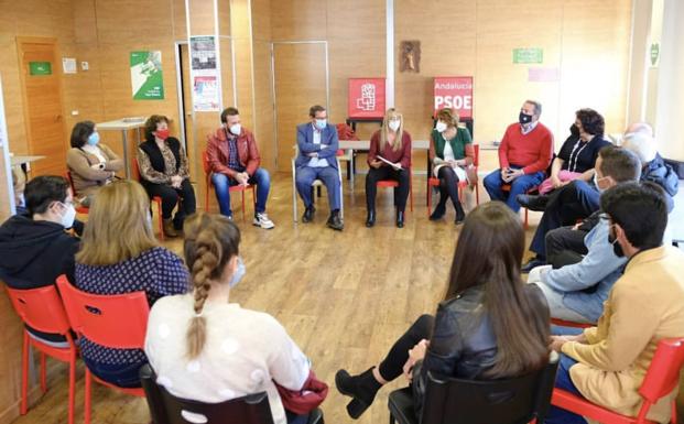 Reunión en la sede local del PSOE.