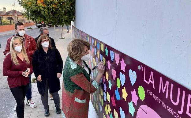 Díaz escribe en el mural por la igualdad del colegio Nuestra Señora de las Angustias.