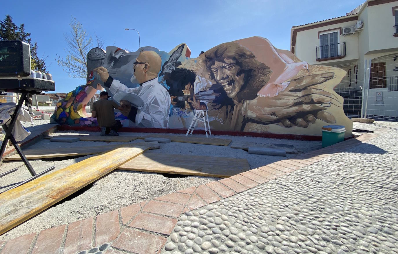 El Niño de las Pinturas, trabajando esta semana en la nueva plaza David Zaafra de Huétor Vega.
