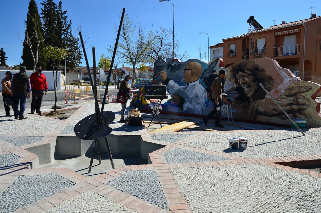 El Niño de las Pinturas, trabajando esta semana en la nueva plaza David Zaafra de Huétor Vega.