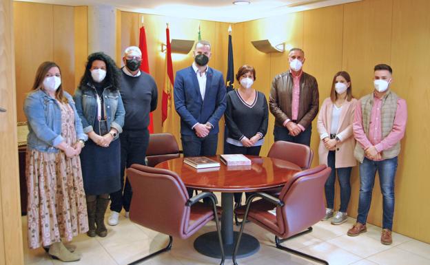 El parlamentario hueteño, con el equio de gobierno municipal.