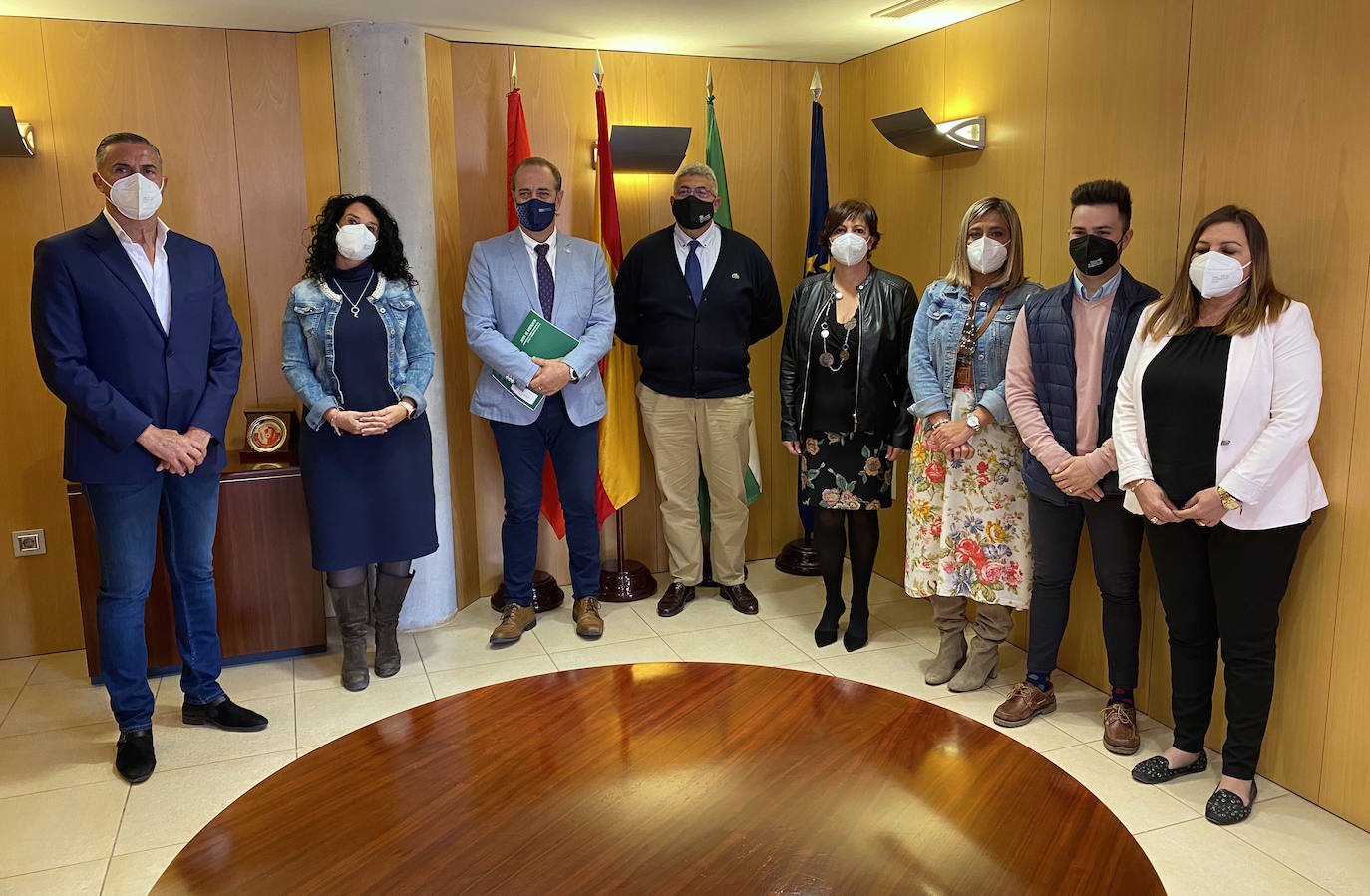 El delegado territorial de Regeneración, Justicia y Administración Local, con el equipo de gobierno.