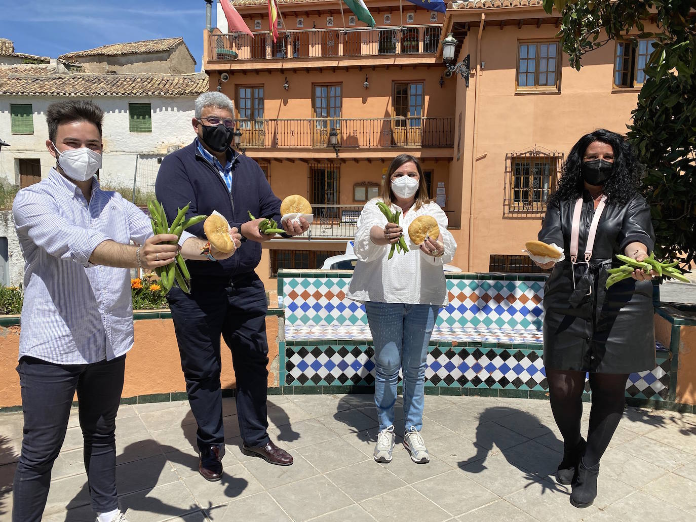 El equipo de gobierno ha repartido habas y saladillas en Huétor Vega.