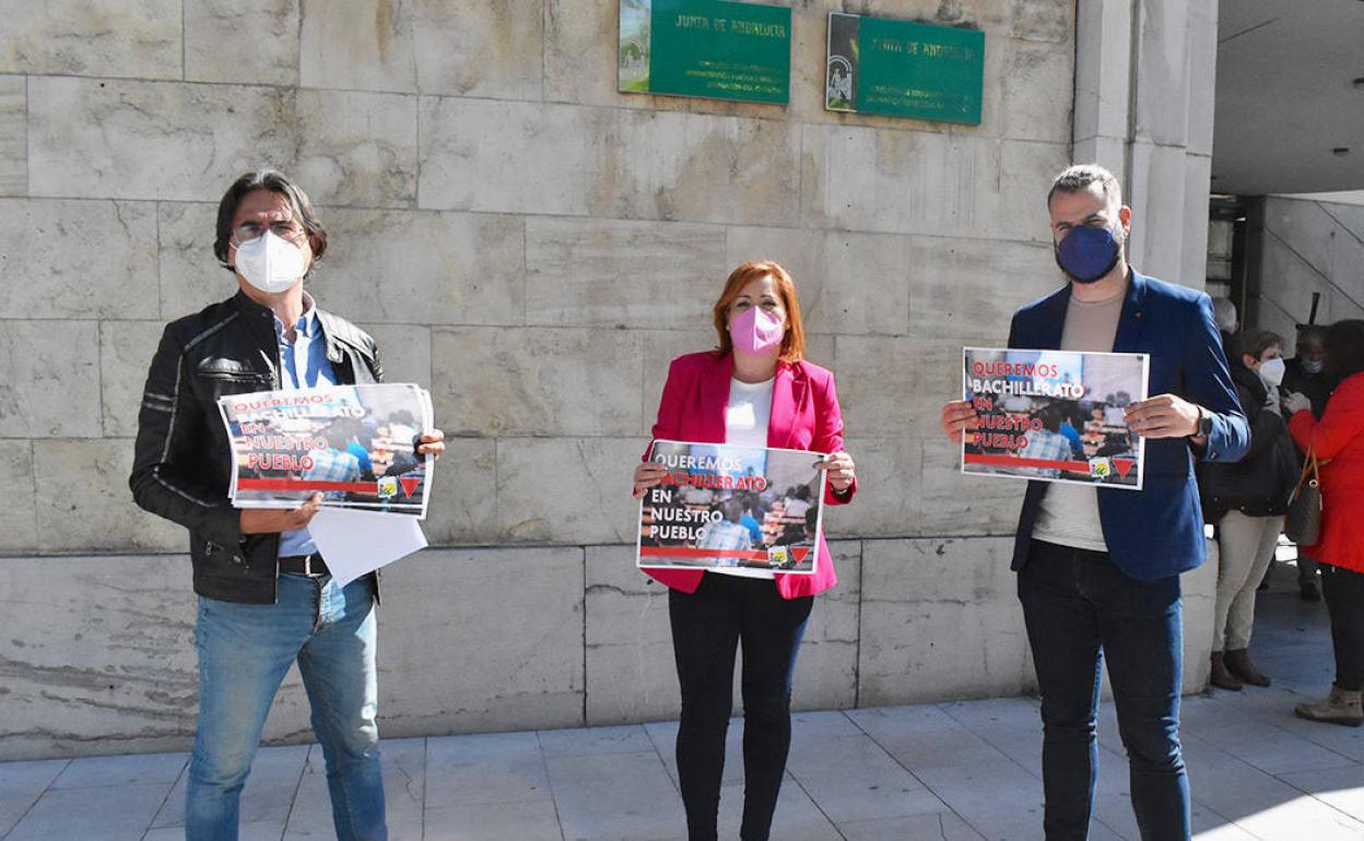 Chus Fernández (a la derecha) exhibe la petición.