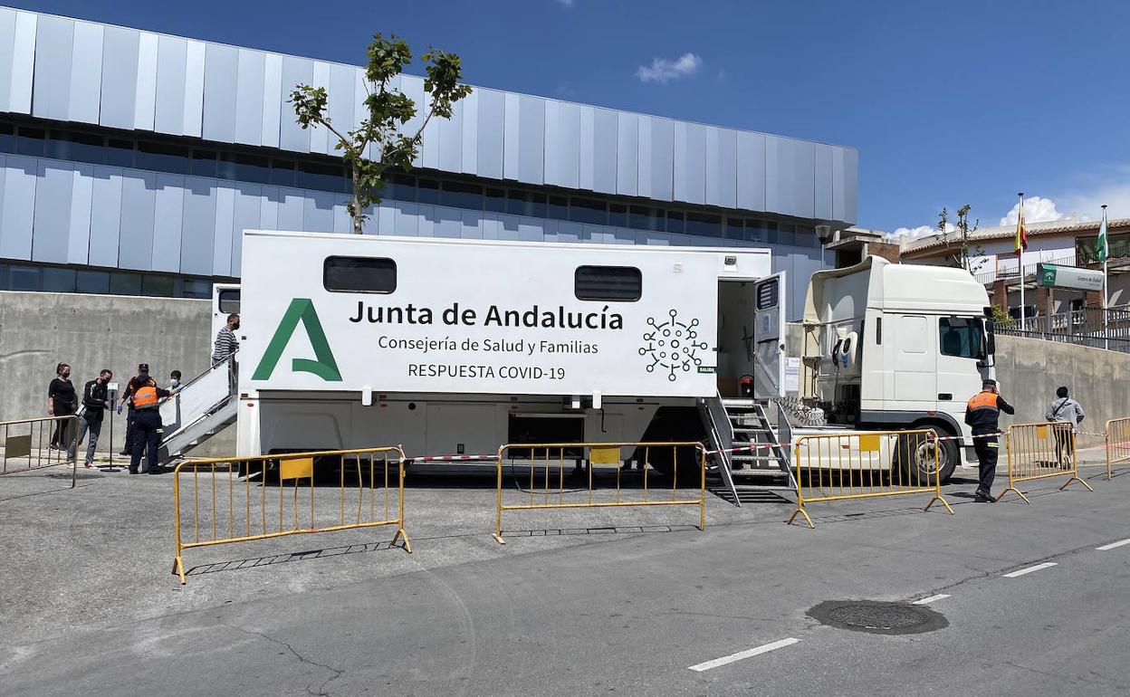 La unidad móvil de la Junta de Andalucía se instaló en el aparcamiento del centro de salud.