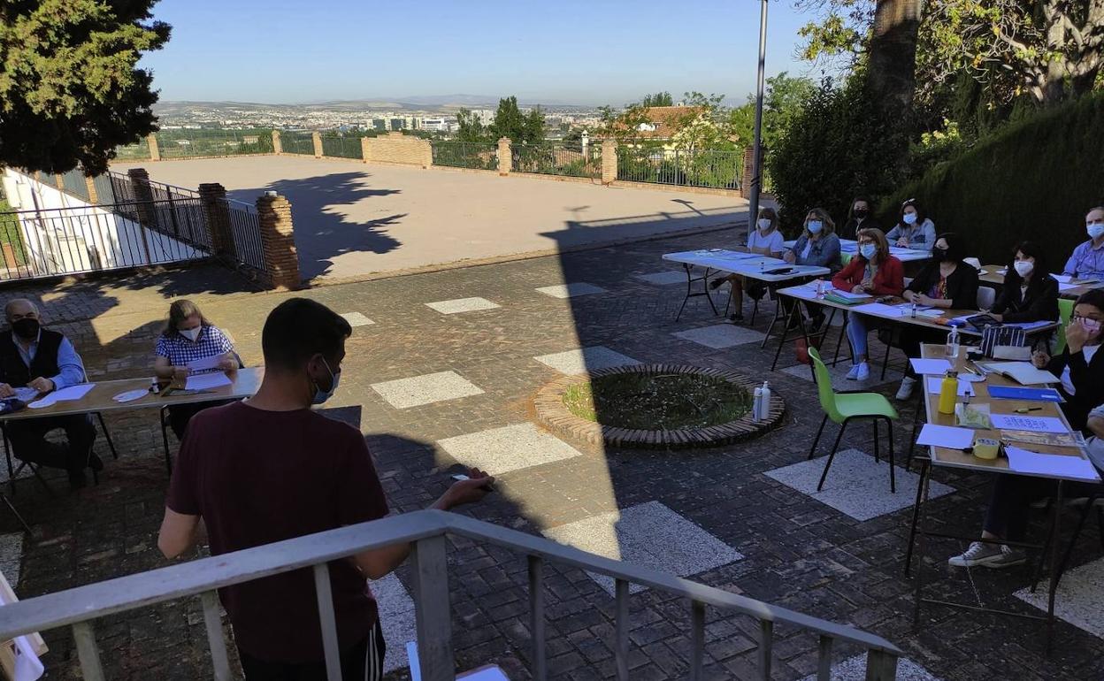 La caligrafía romana revive en un taller en Huétor Vega