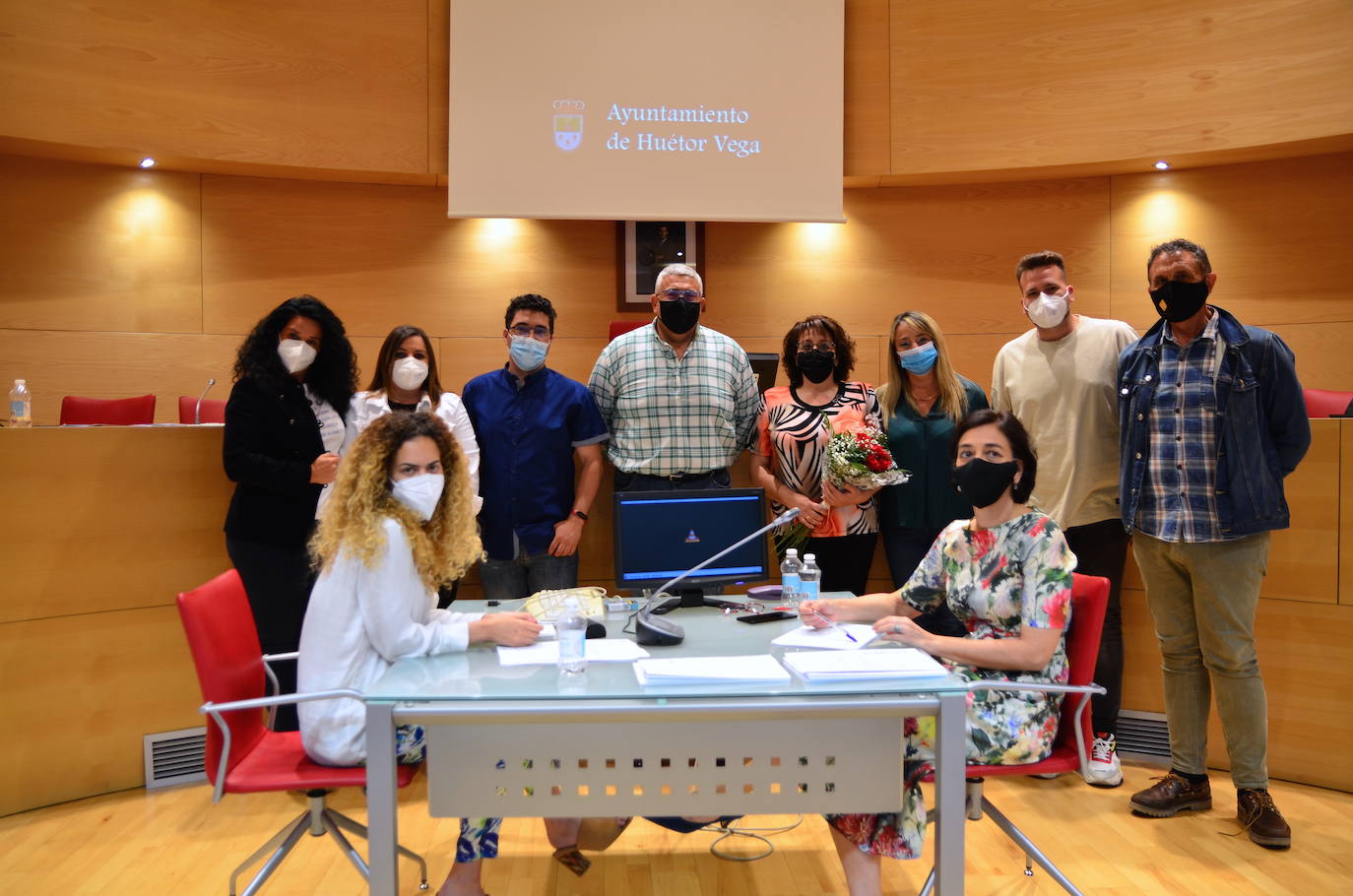 La corporación municipal de Huétor Vega despide a Rubén Puentes y a Ana García.