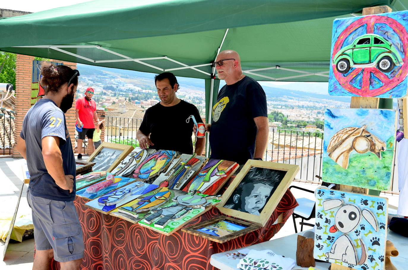 Estand con las obras de Luis Hohmann.