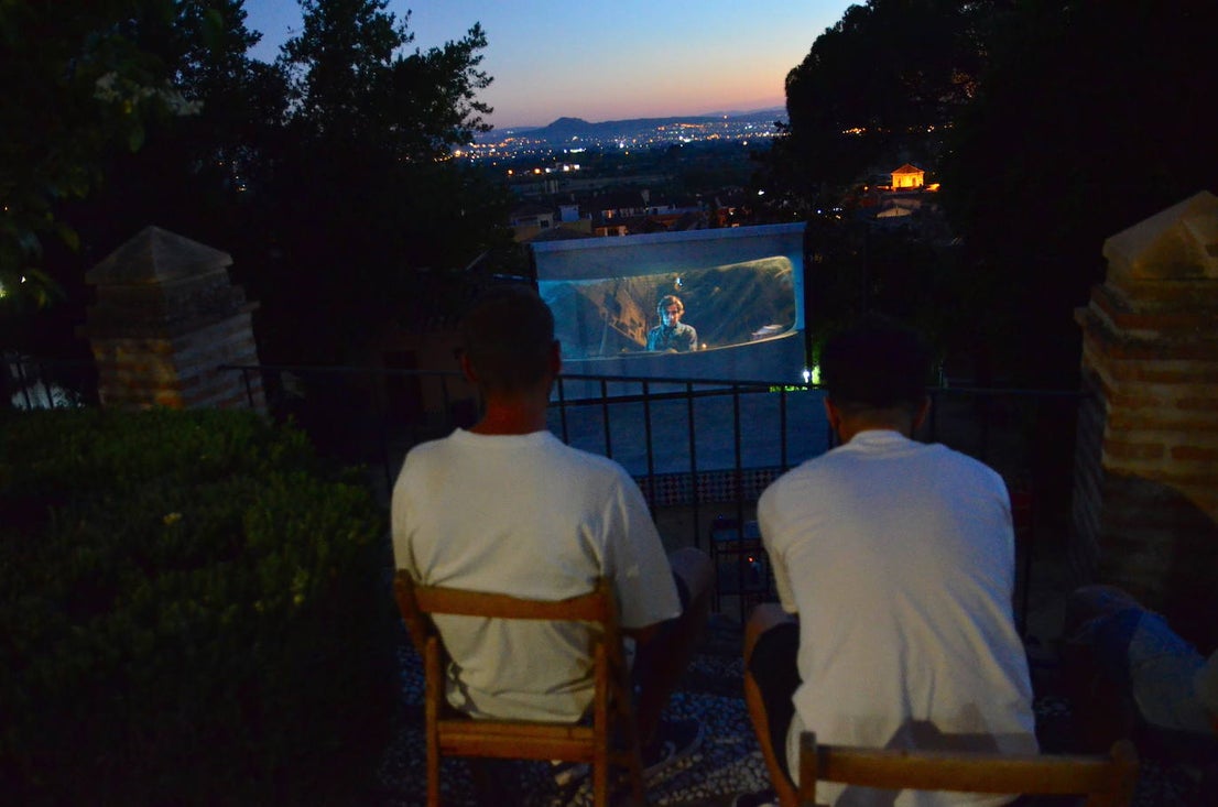El Festival Joven de Cortometrajes de Huétor Vega vuelve a llenar de buen cine el verano en el Carmen de San Rafael.