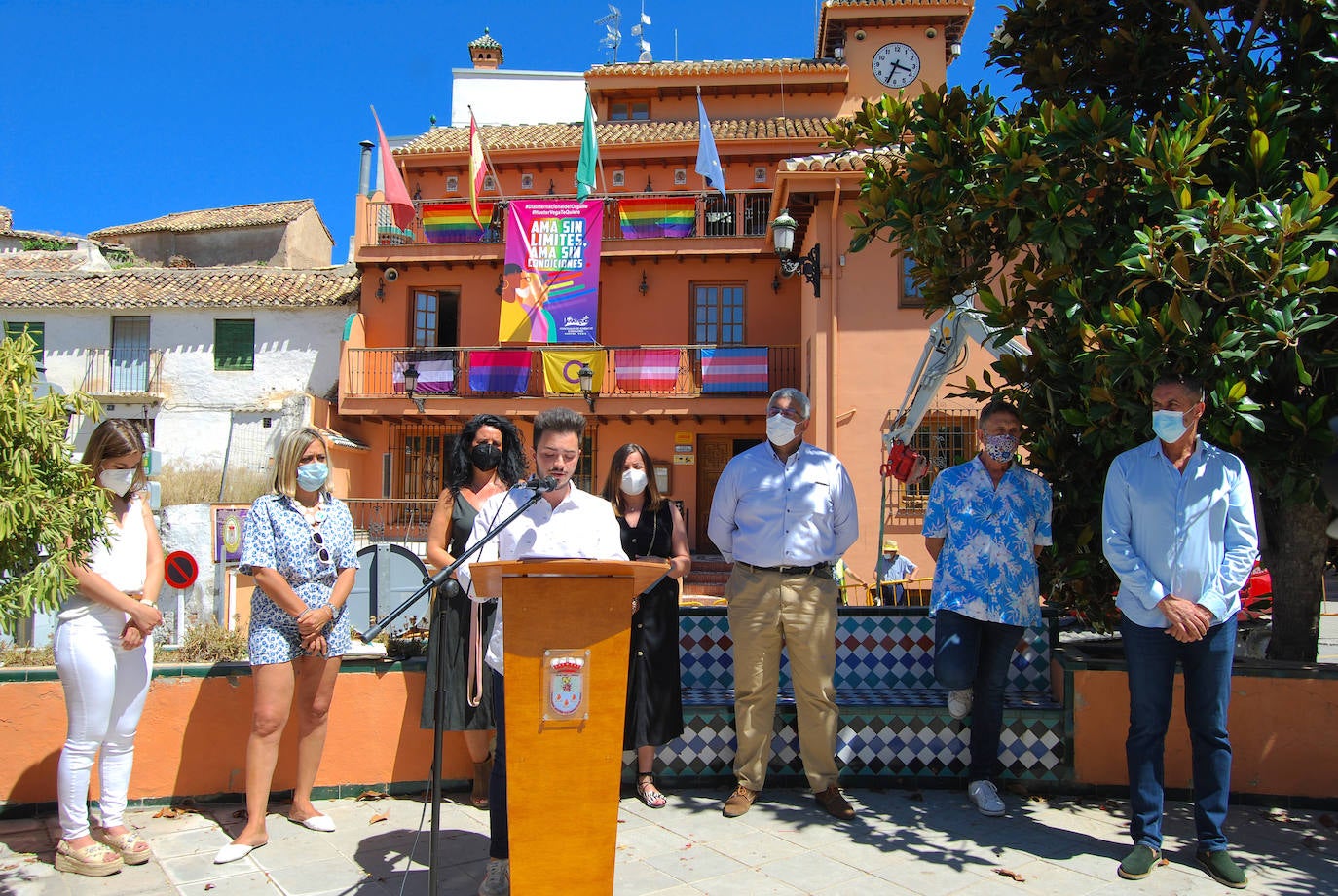 Acto y concentración en el Ayuntamiento de Huétor Vega por el Día Internacional del Orgullo LGTBI+.