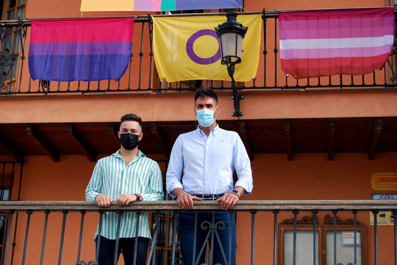 Adrián Molina, concejal de Juventud, con Juan Carlos Aybar, director provincial del IAJ.