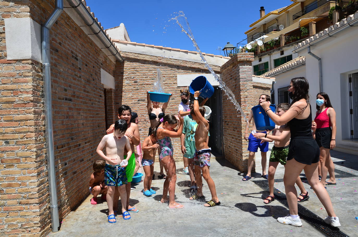 Juegos y actividades con agua, dentro de la amplia programación de este mes en el Espacio Joven de Huétor Vega.