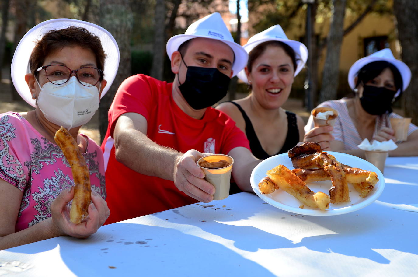 Fotos: Churros, chocolate y charanga en Huétor Vega