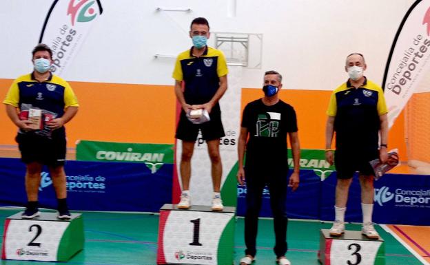Podio del CD Huétor Vega.