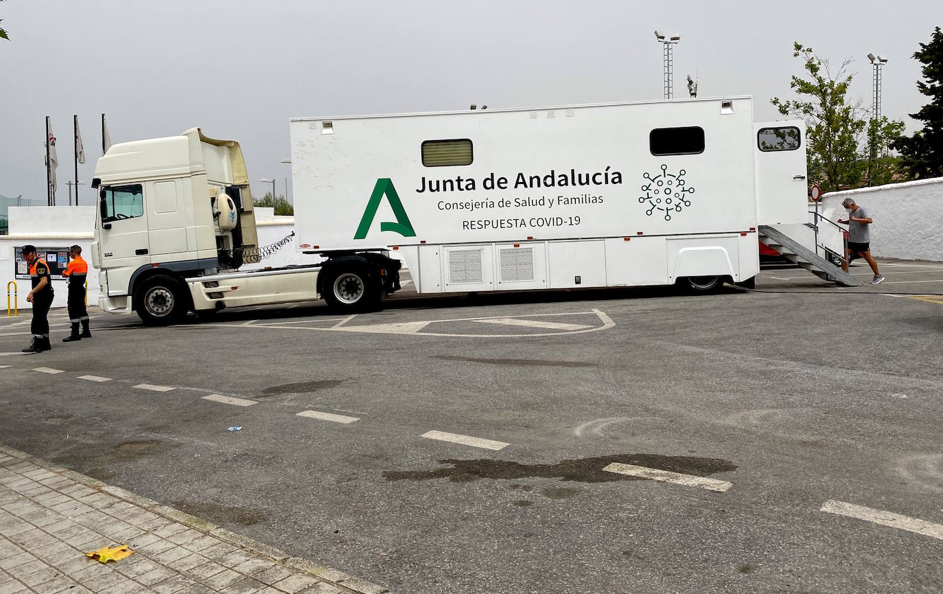 La unidad móvil de Salud, en los aparcamientos de Las Viñas.