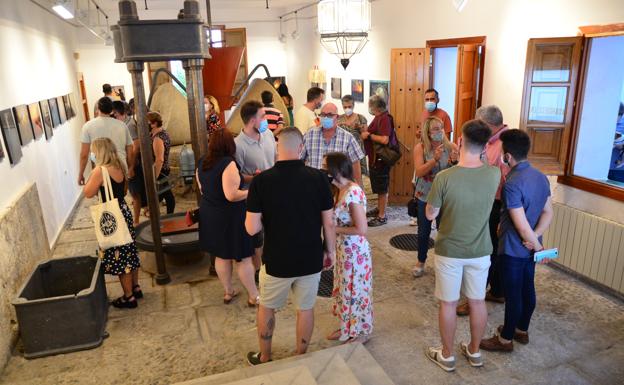 Imagen principal - (1) Inauguración de la exposición. (2) La participante Ana de Mingo, con su atardecer. (3) Guadalupe Martín, la profesora.