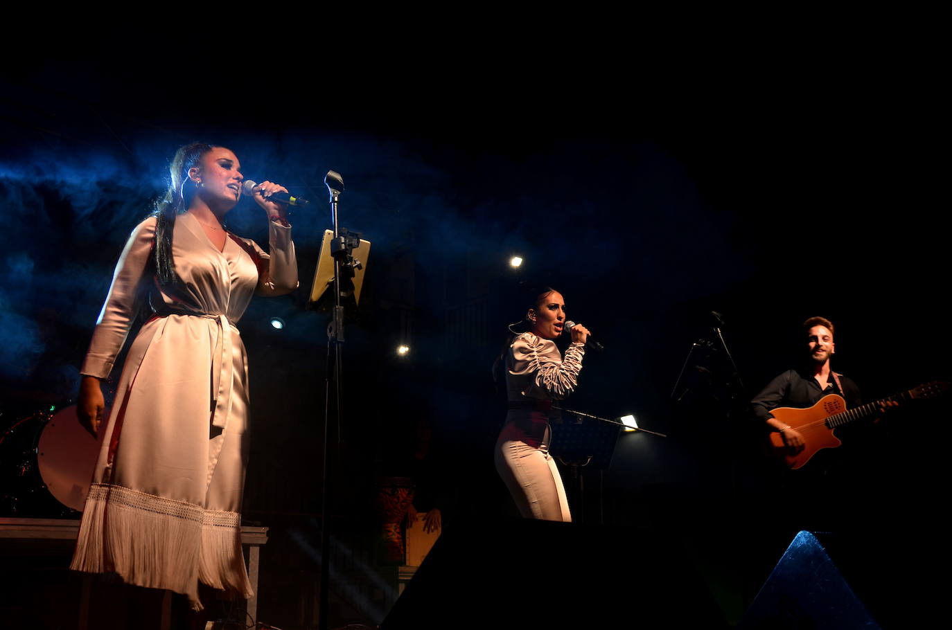 Fotos: Zoniché debutan a lo grande en Huétor Vega