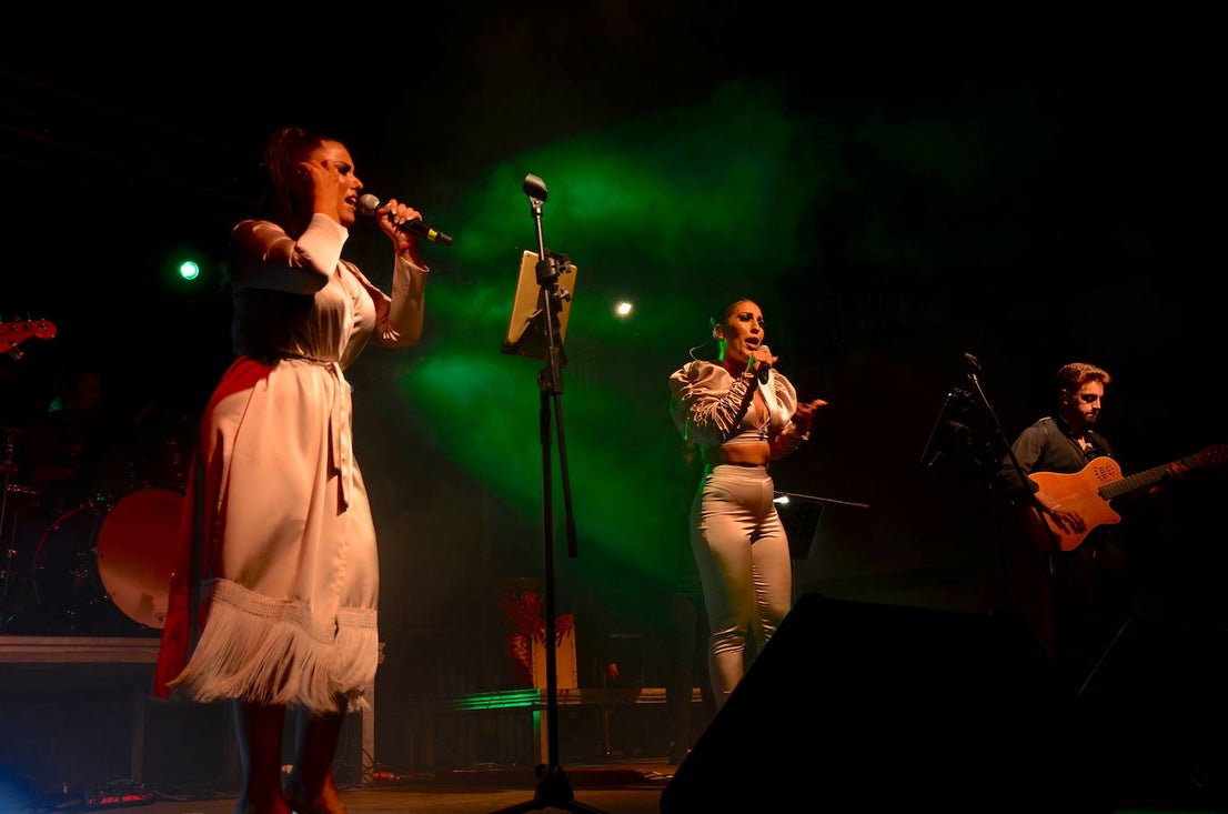 Fotos: Zoniché debutan a lo grande en Huétor Vega