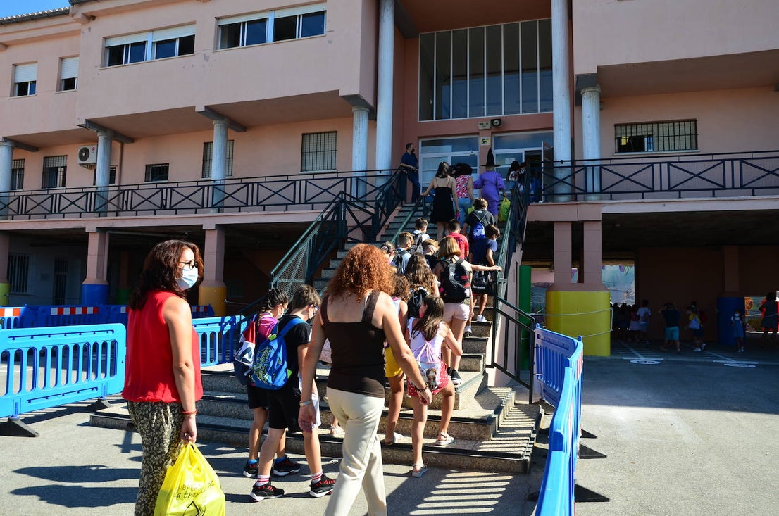 Fotos: La delegada de Educación asiste a la vuelta al 'cole' en Huétor Vega