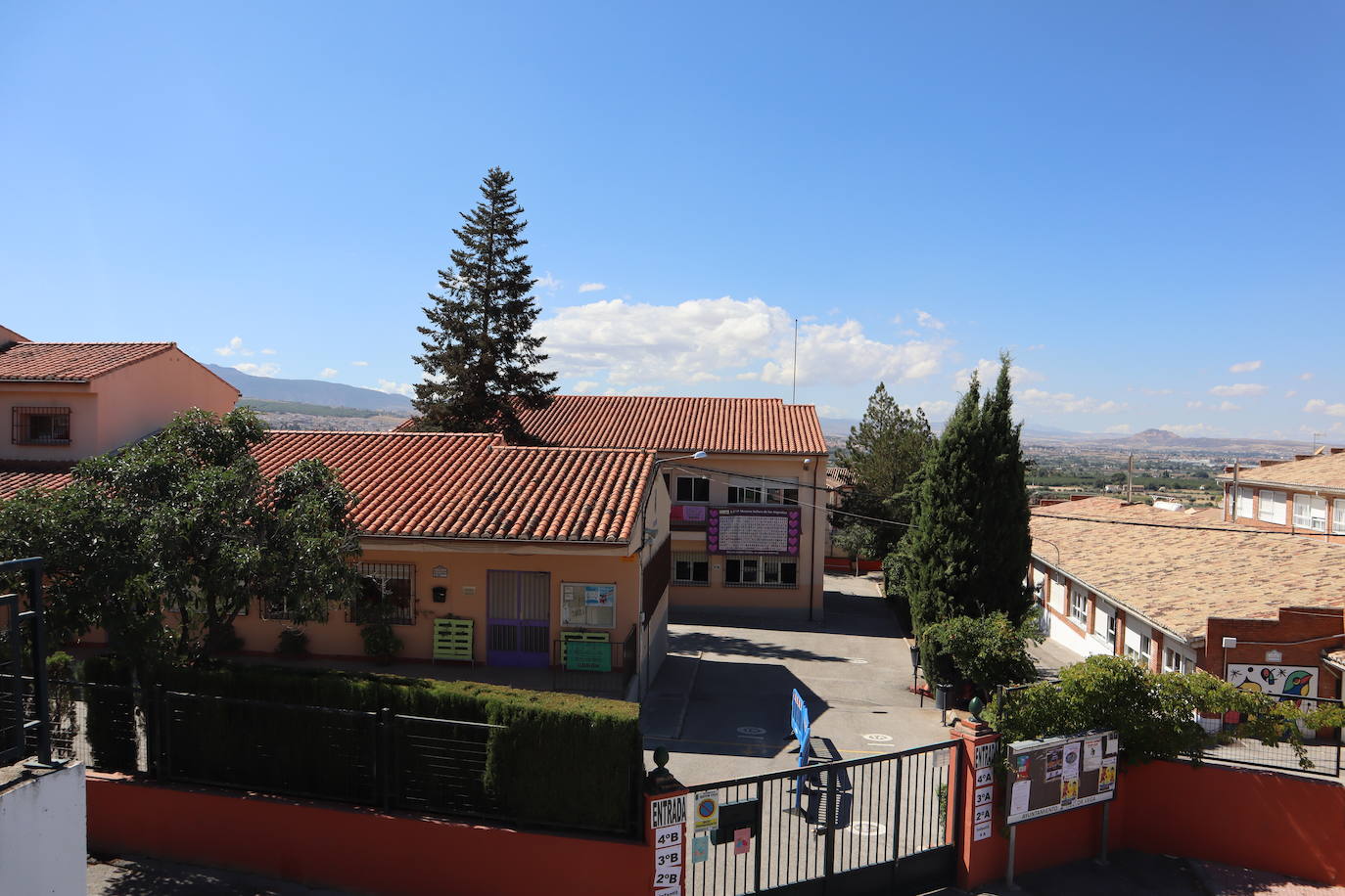 Fotos: Puesta a punto de los colegios de Huétor Vega