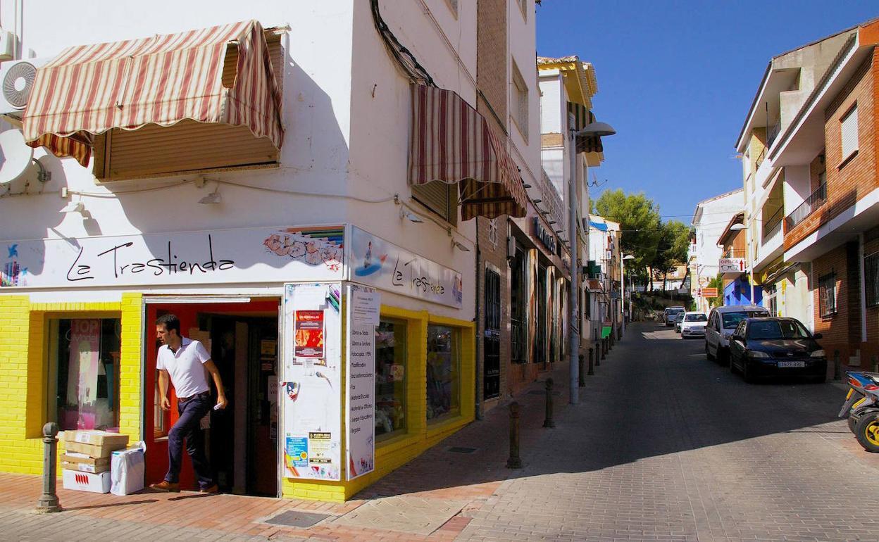 Calle Cañadilla, zona comercial en Huétor Vega.