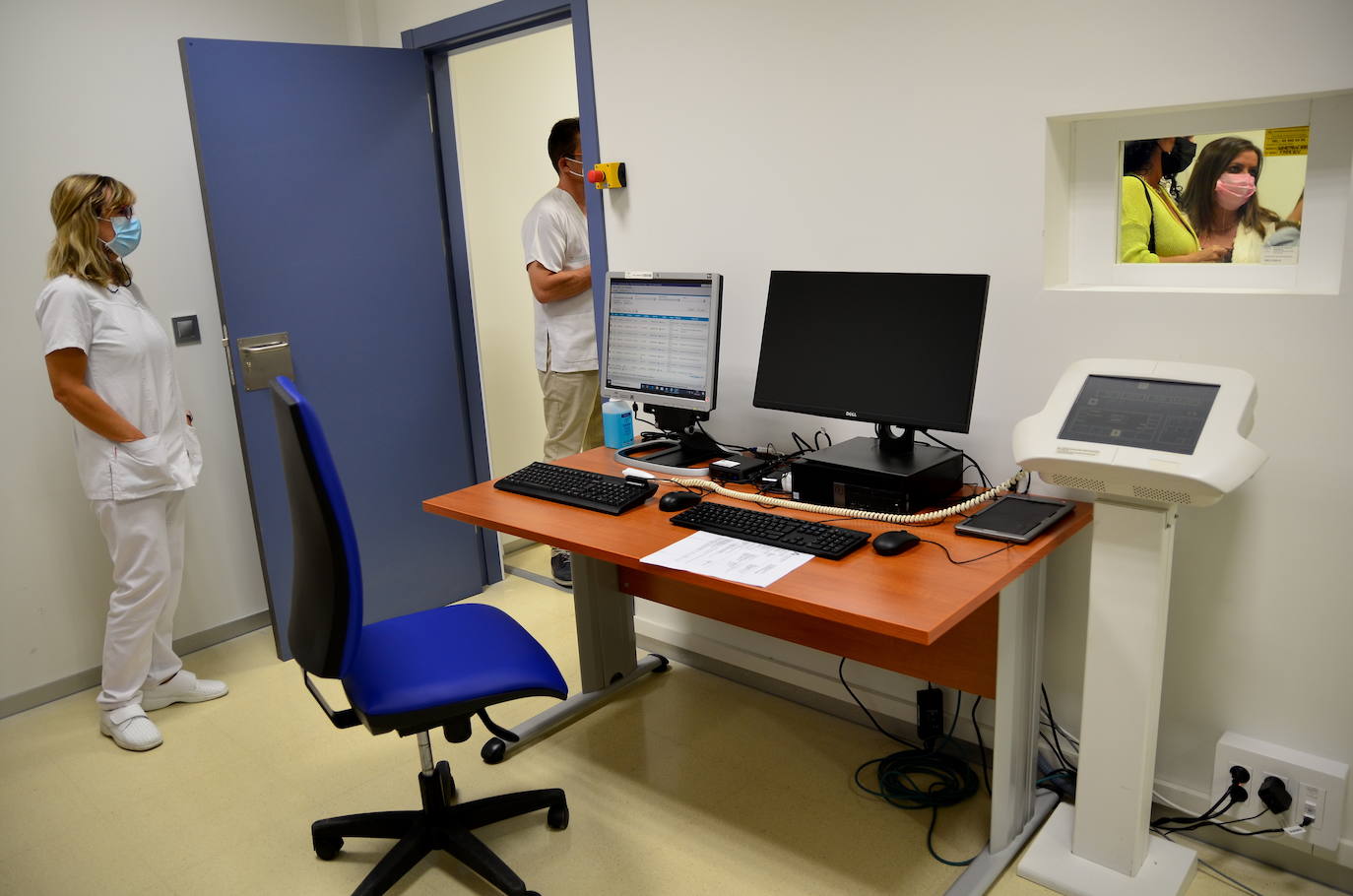 Fotos: El delegado de Salud visita el servicio de rayos X del centro médico de Huétor Vega