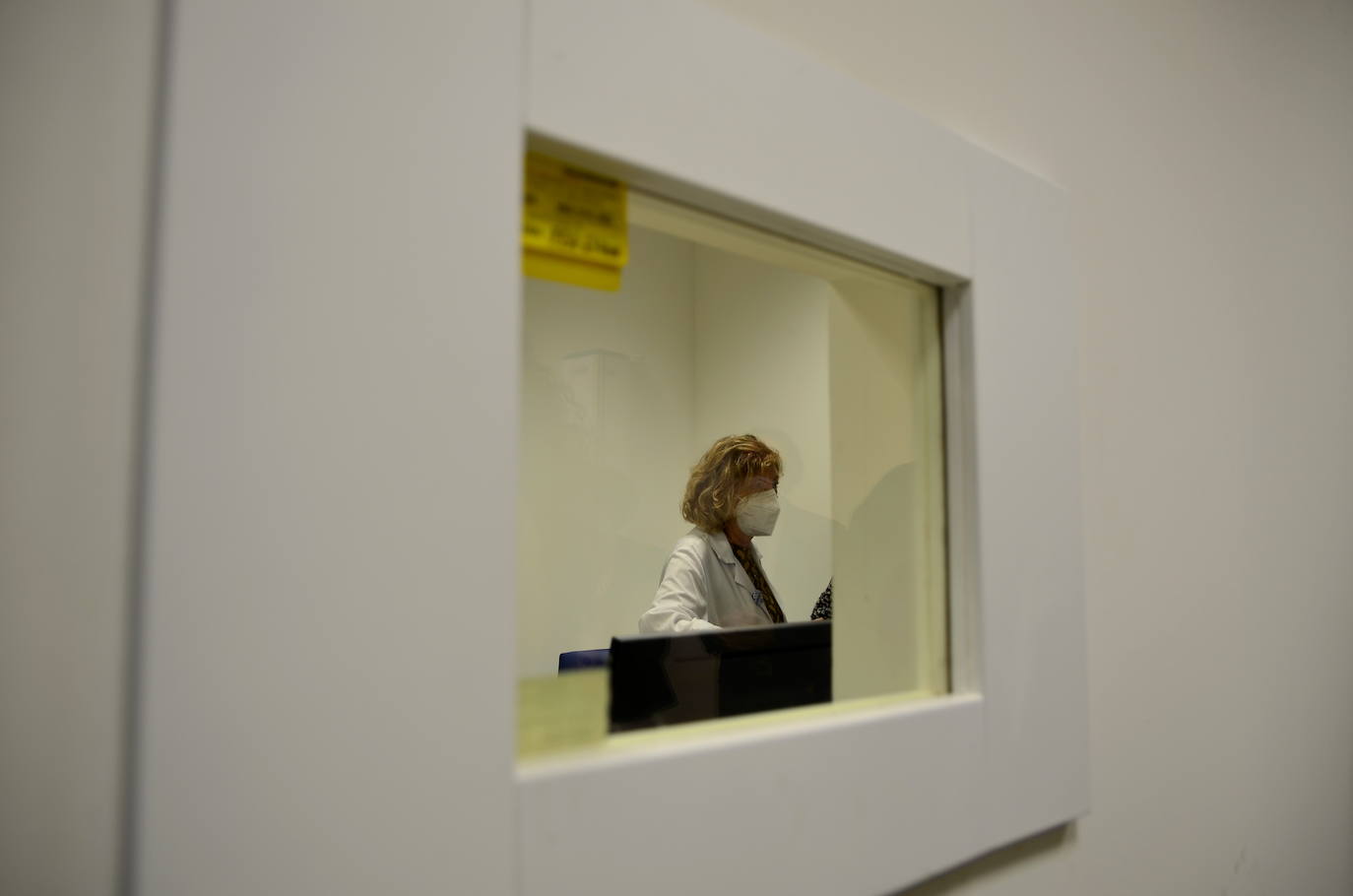 Fotos: El delegado de Salud visita el servicio de rayos X del centro médico de Huétor Vega