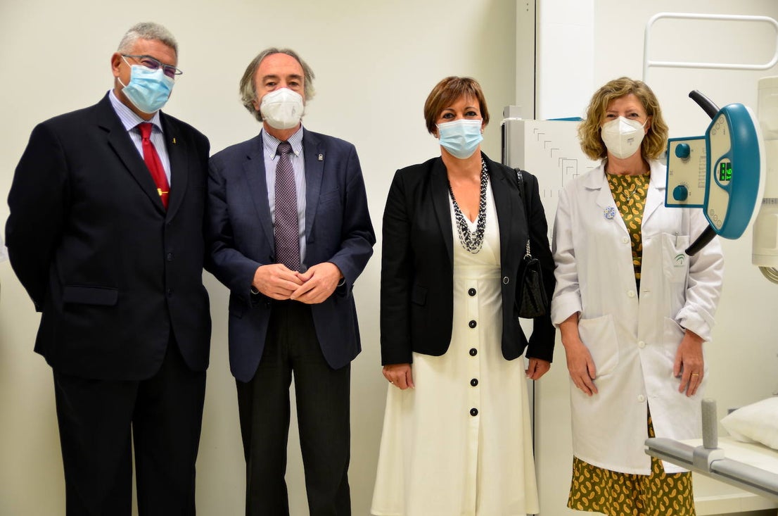 Fotos: El delegado de Salud visita el servicio de rayos X del centro médico de Huétor Vega