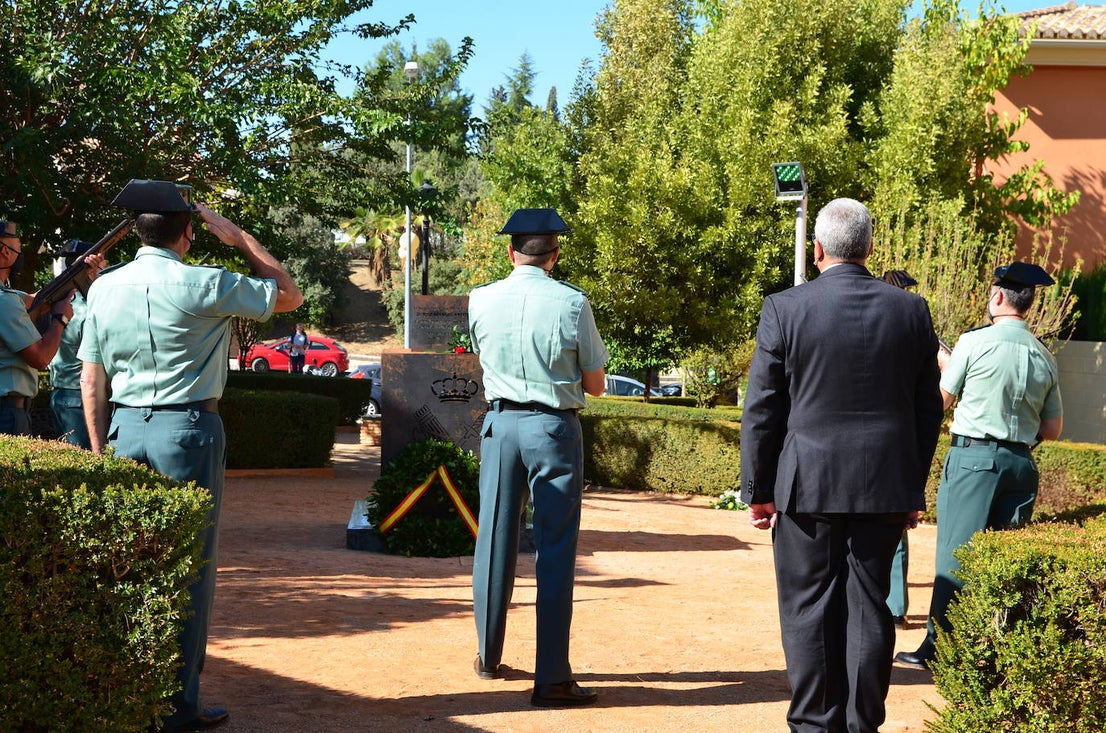 Fotos: Inauguración del monolito y la plaza en memoria del agente Arcos en Huétor Vega