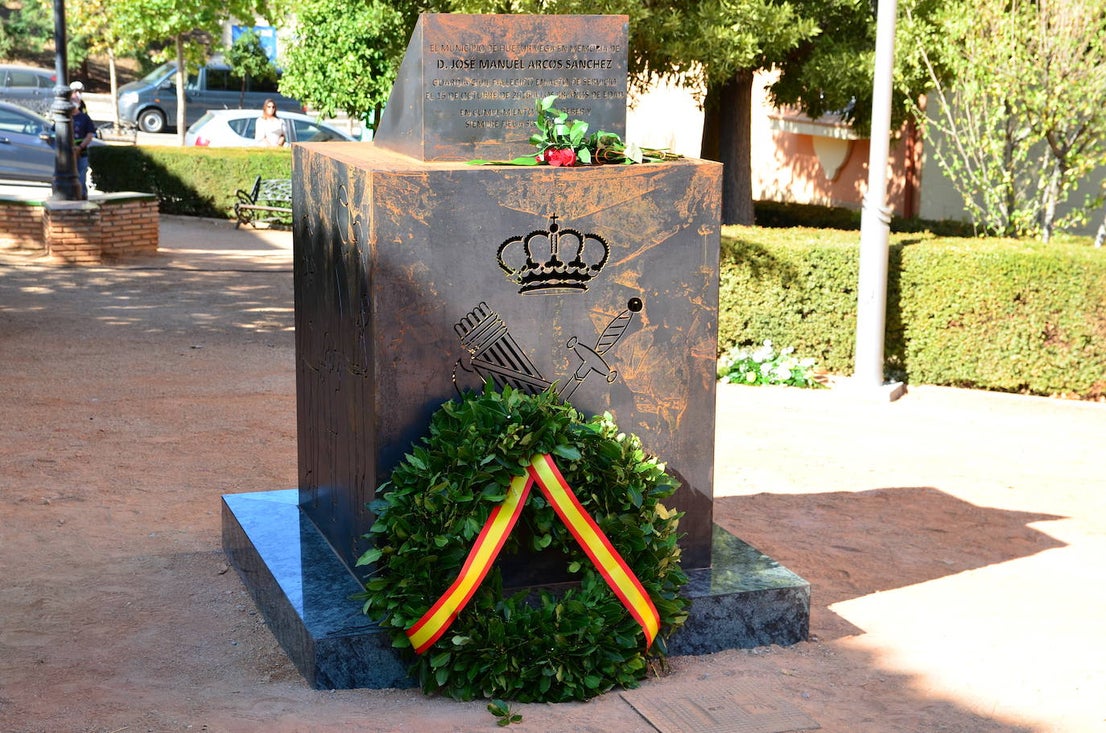 Fotos: Inauguración del monolito y la plaza en memoria del agente Arcos en Huétor Vega