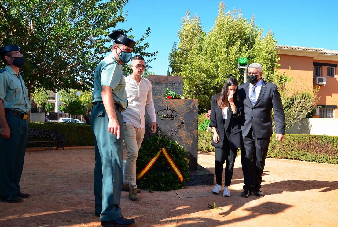Fotos: Inauguración del monolito y la plaza en memoria del agente Arcos en Huétor Vega