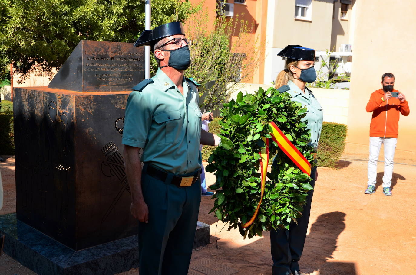 Fotos: Inauguración del monolito y la plaza en memoria del agente Arcos en Huétor Vega