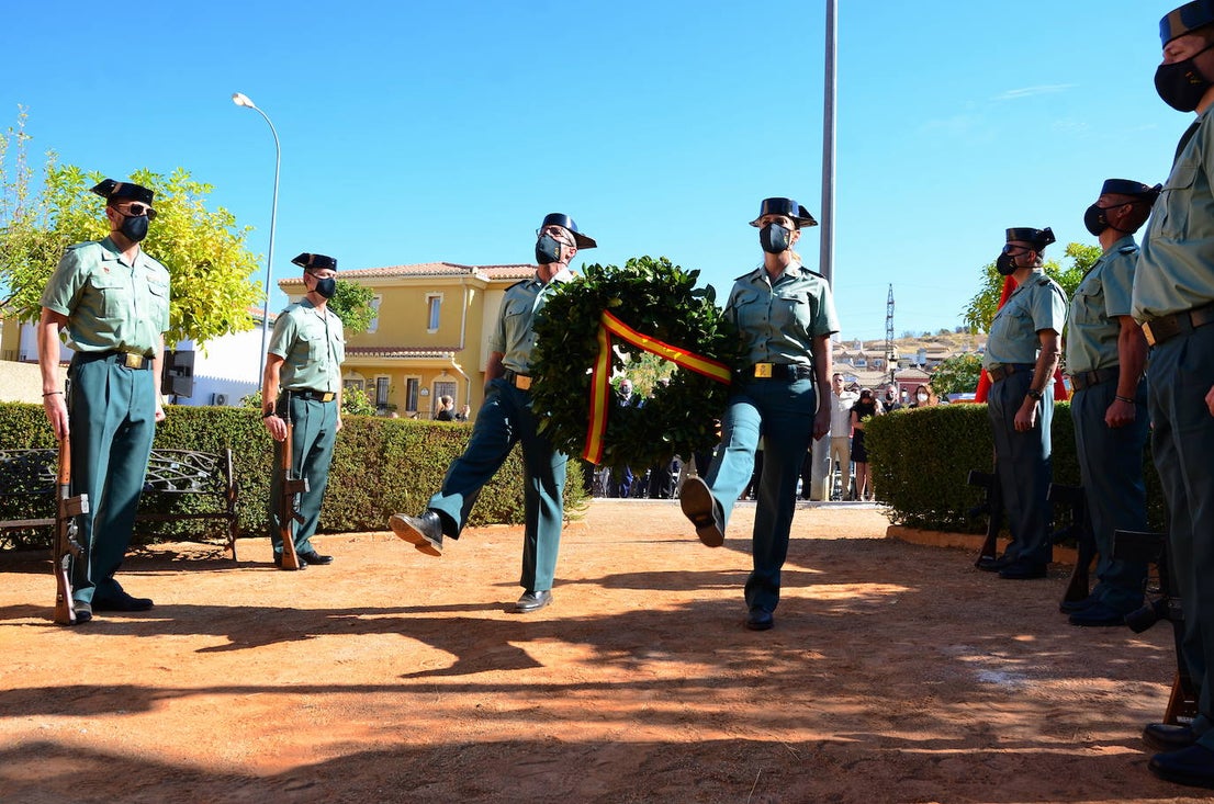 Fotos: Inauguración del monolito y la plaza en memoria del agente Arcos en Huétor Vega
