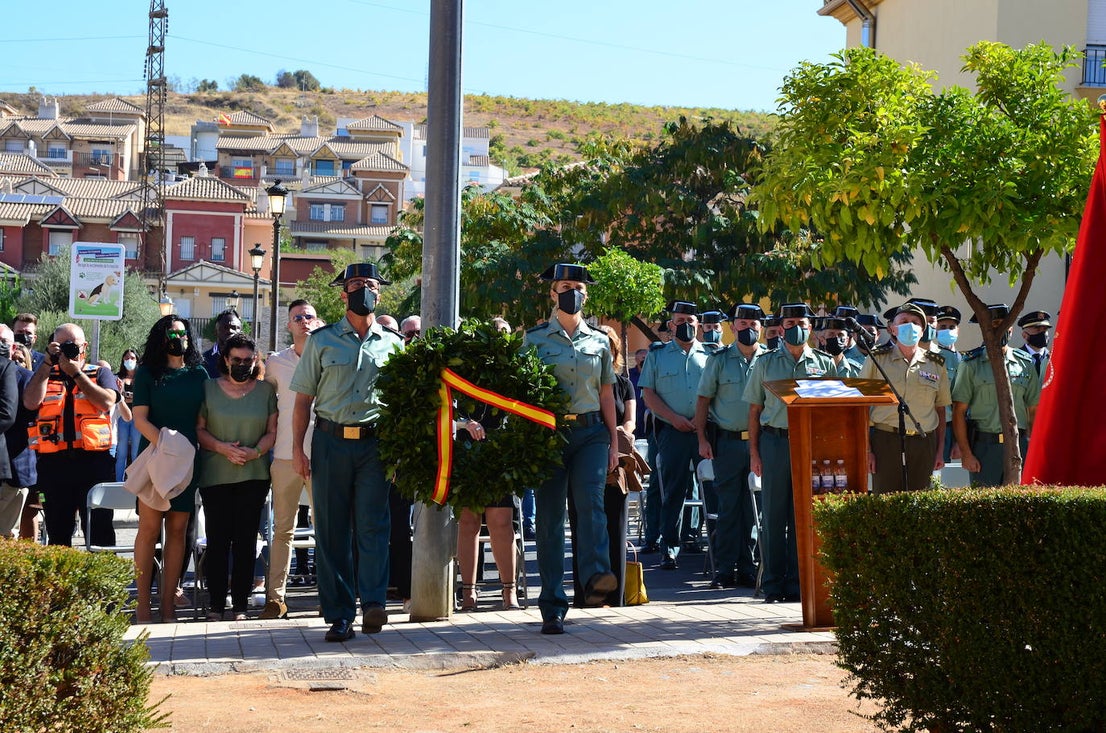 Fotos: Inauguración del monolito y la plaza en memoria del agente Arcos en Huétor Vega