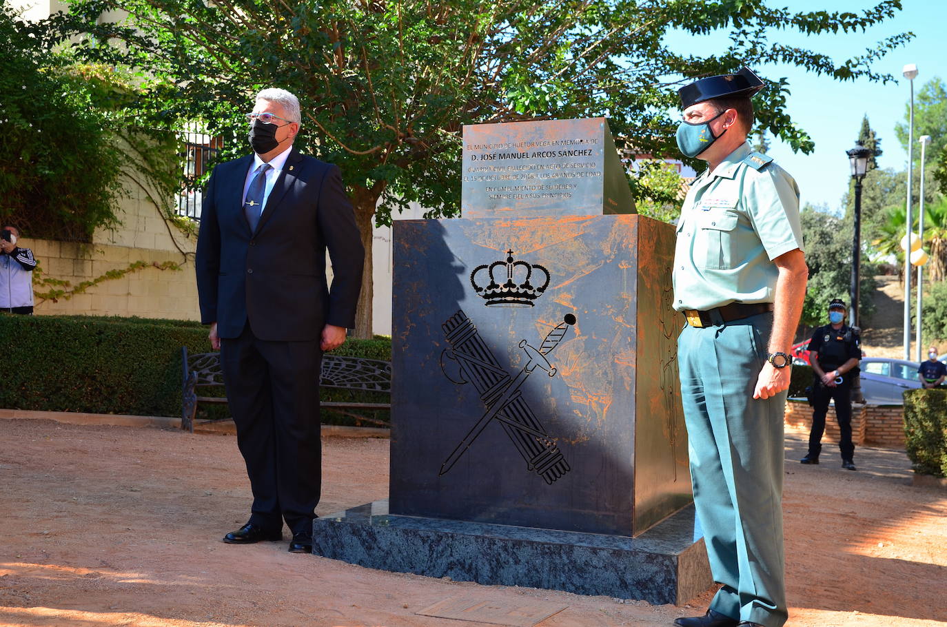 Fotos: Inauguración del monolito y la plaza en memoria del agente Arcos en Huétor Vega