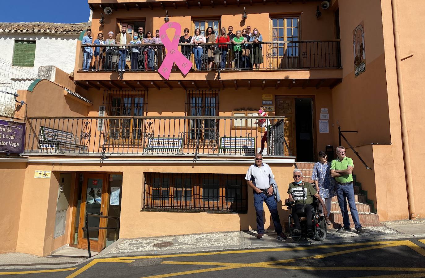 Gran lazo rosa en el Ayuntamiento de Huétor Vega.