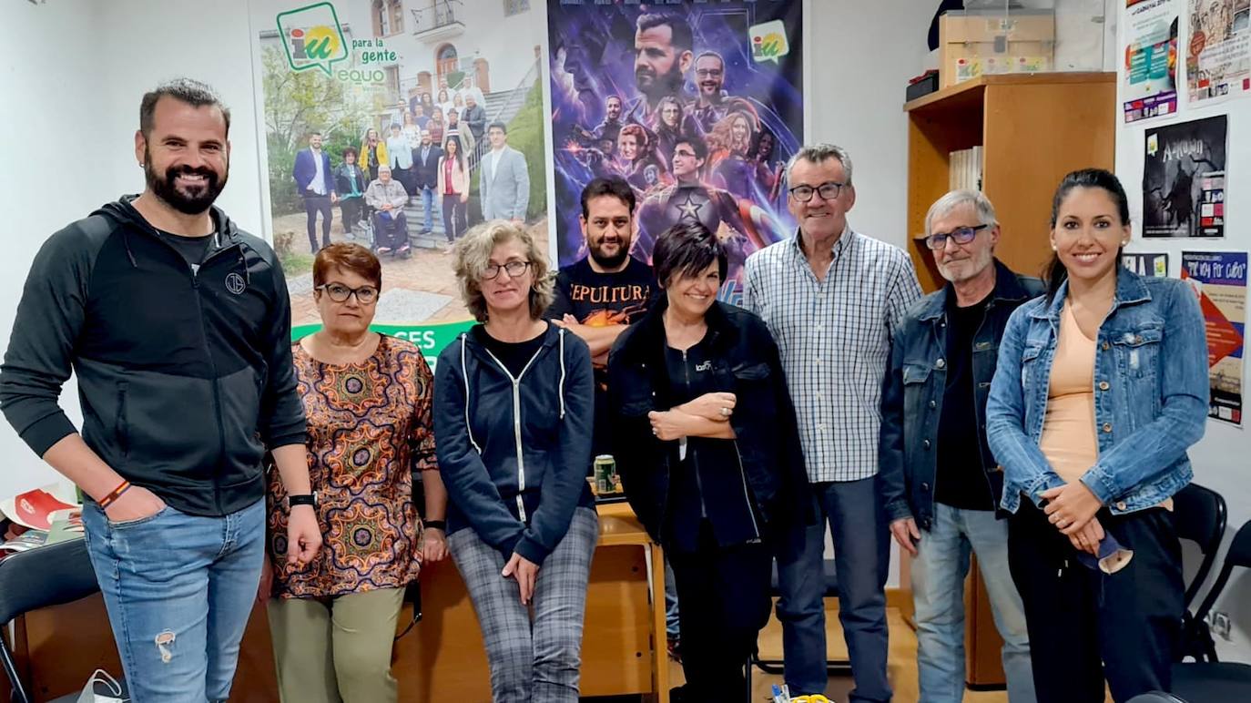 Chus Fernández (a la izquierda), con la Asamblea Local de IU en Huétor Vega.