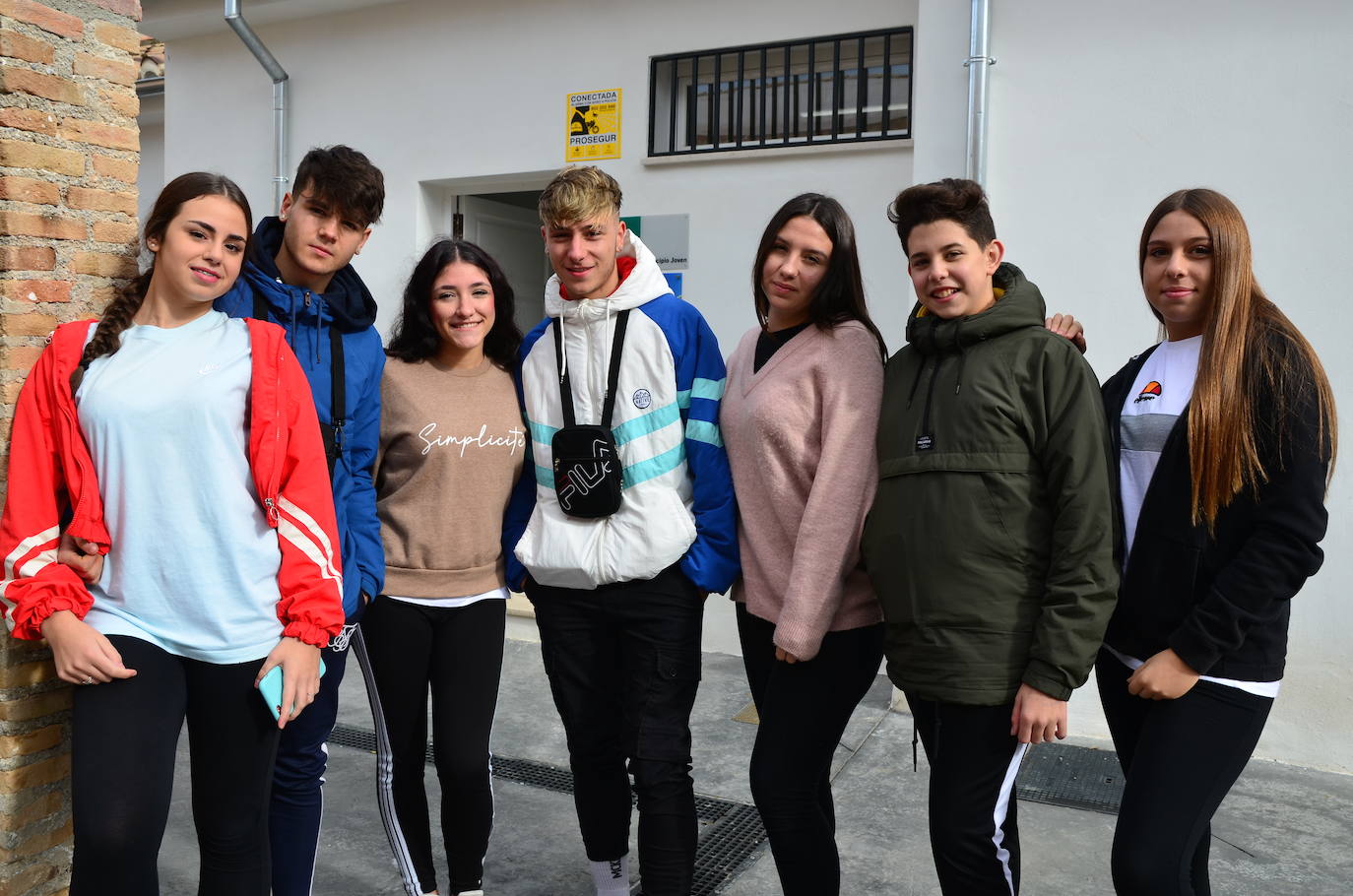 Jóvenes en la puerta del Espacio Joven de Huétor Vega.