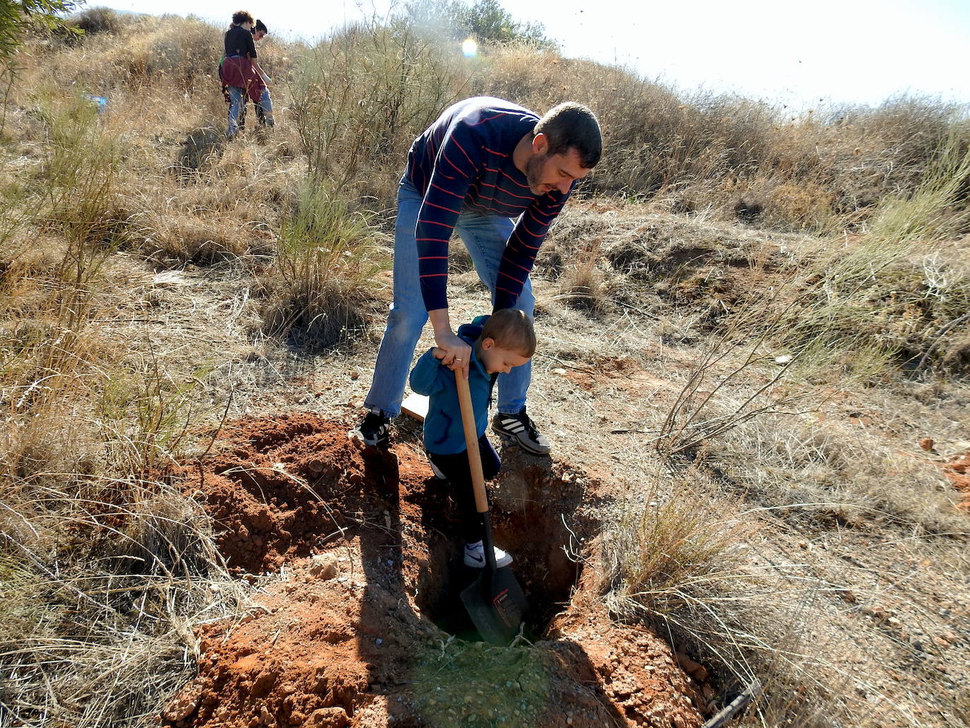 Fotos: Jornada de reforestación &#039;bilingüe&#039; en Huétor Vega