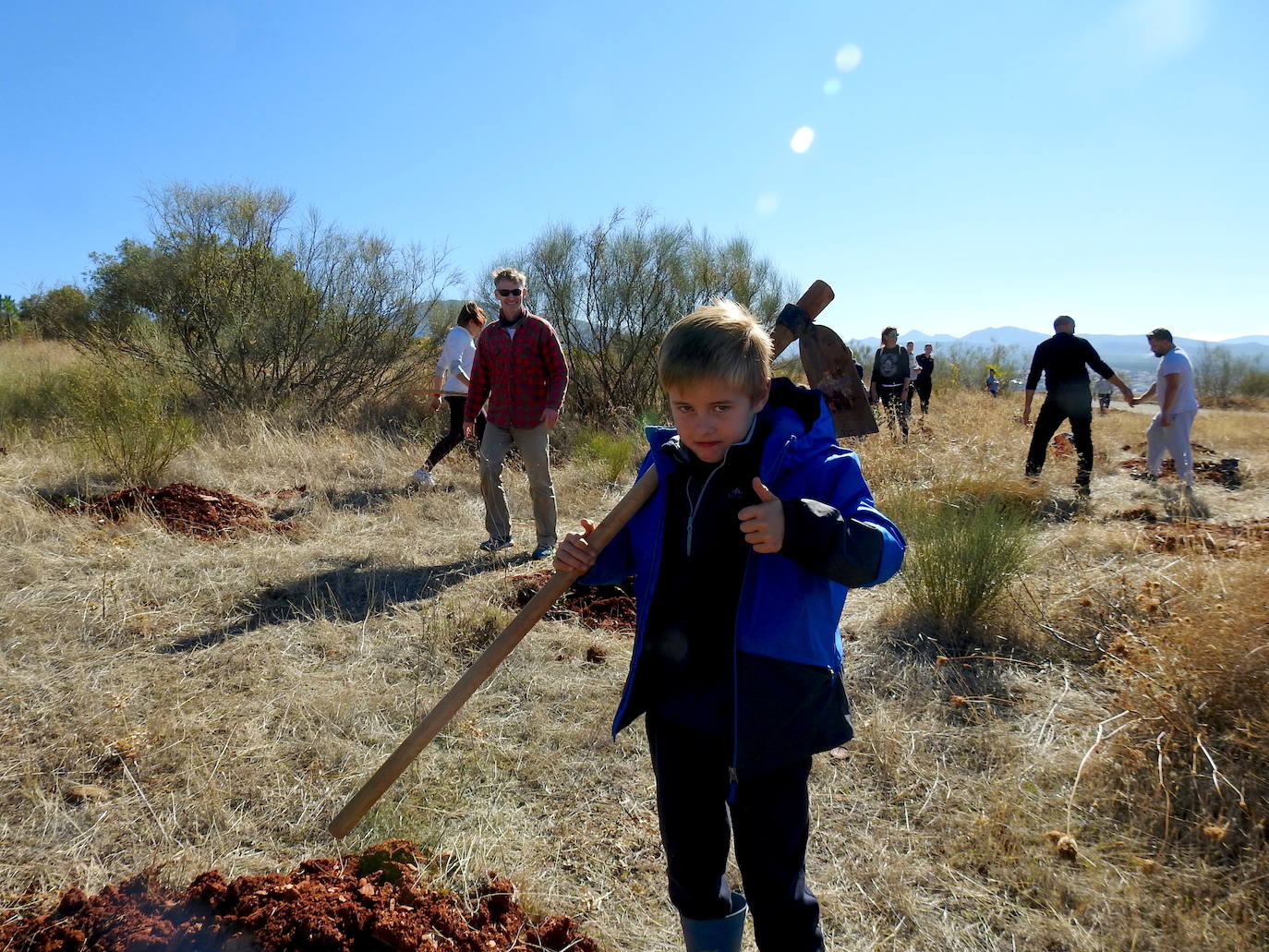 Fotos: Jornada de reforestación 'bilingüe' en Huétor Vega