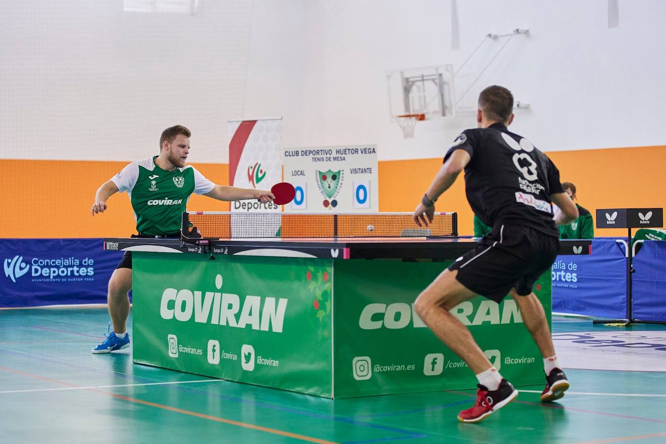 Nikita Artemenko, concentrado para devolver una bola.