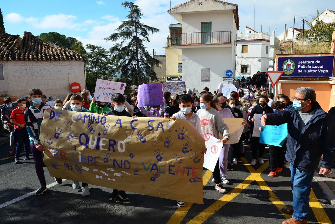 Fotos: Los estudiantes de Huétor Vega alzan la voz contra la violencia de género